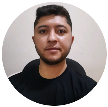 Foto de Nathanael sorrindo, com camisa preta, fundo branco